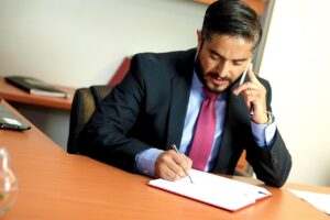 債務整理を依頼する弁護士に会社から連絡禁止はできるのか？